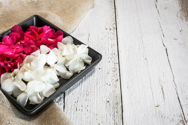 Kırmızı çiçek yaprakları ve beyaz harika aroması - Fotoğraf, Görsel