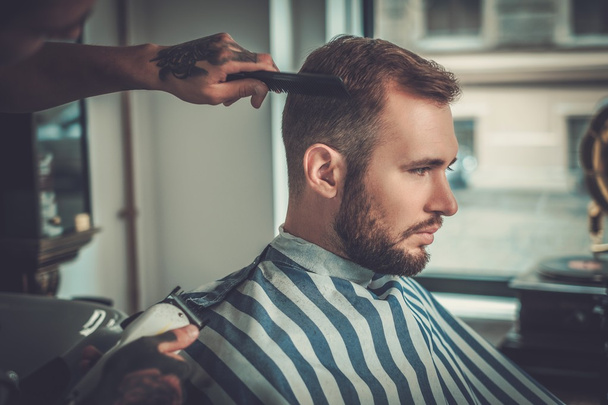 homem visitando cabeleireiro na barbearia
. - Foto, Imagem