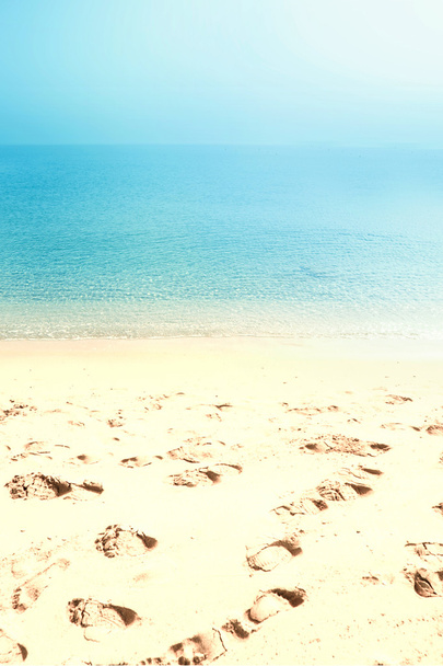 Plage de sable fin d'été avec des empreintes de pas. Ciel de sable de mer et jour d'été
  - Photo, image