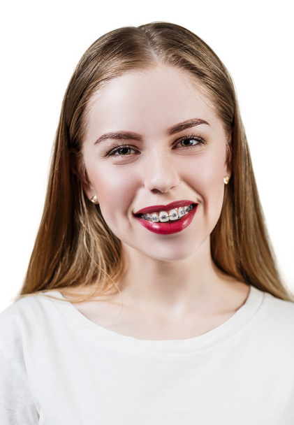 blonďatá dospívající dívka, která nosí rovnátka - Fotografie, Obrázek