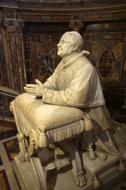 Escultura del Papa Pío IX
  - Foto, Imagen