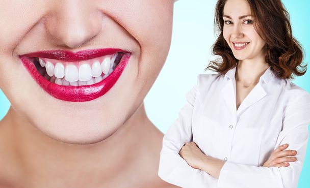 Kuva houkutteleva naispuolinen hammaslääkäri työkaluja - Valokuva, kuva