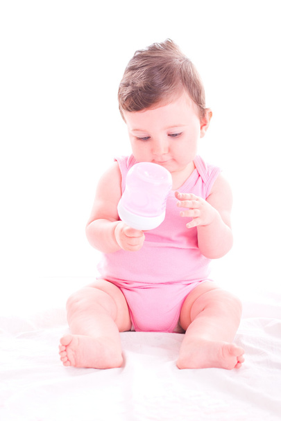Menina bebê com garrafa de bebê rosa
.  - Foto, Imagem