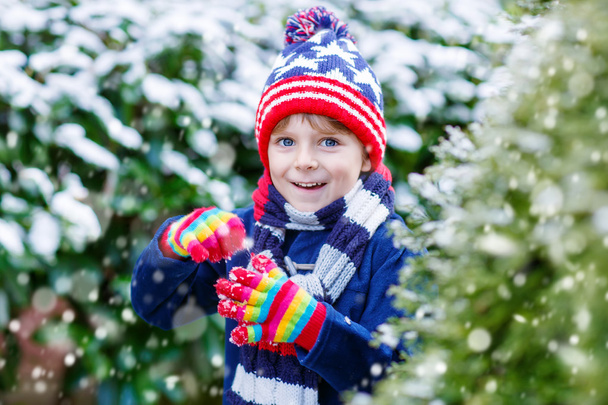 Niño feliz divirtiéndose con nieve en invierno - Foto, Imagen