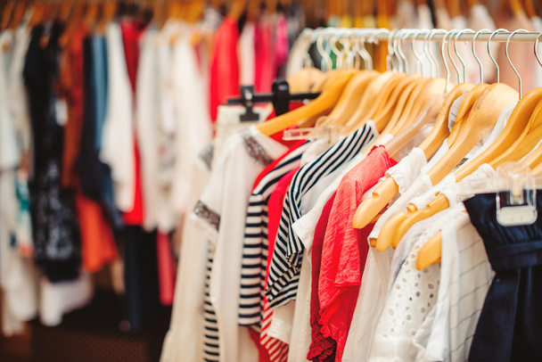 Appendiabiti con abiti colorati in un negozio di donne. Estate sa
 - Foto, immagini