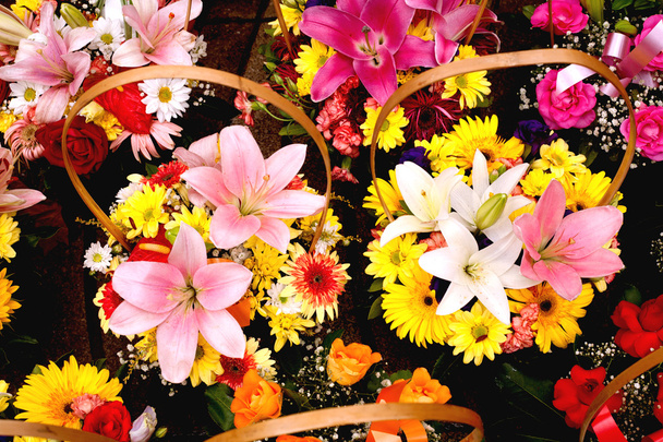 Paniers avec bouquets colorés
 - Photo, image