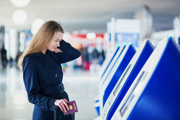 Young female traveler in international airport - Foto, imagen