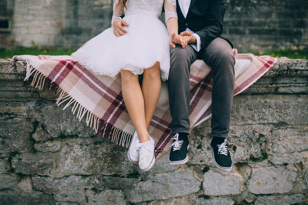 Eski kale merdiven tarafından oturan yeni evliler - Fotoğraf, Görsel