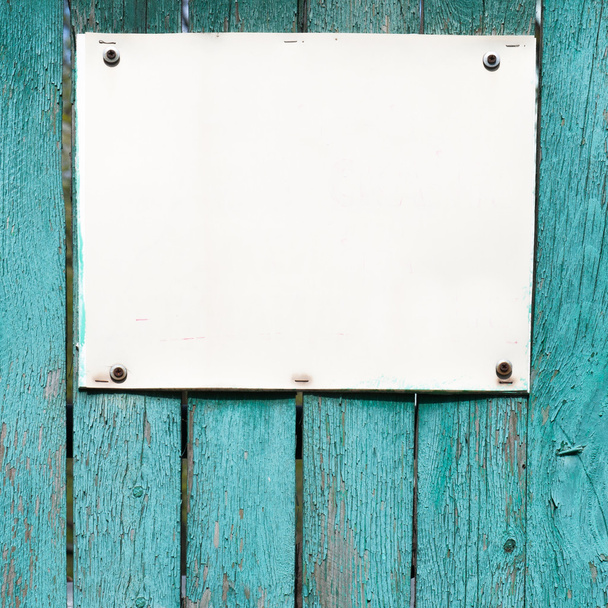 tablero blanco vacío sobre fondo de pared de madera. Lugar para el texto
. - Foto, Imagen
