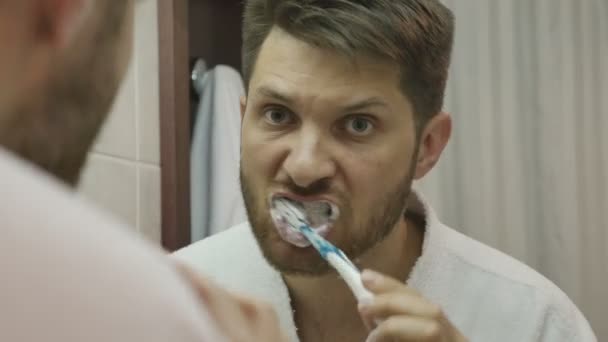 Ο άνθρωπος να βουρτσίζετε τα δόντια του το πρωί - Πλάνα, βίντεο