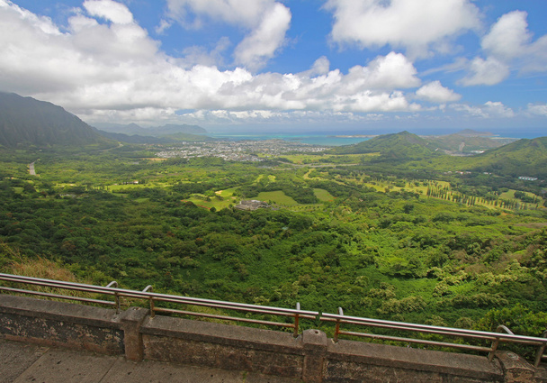 A costa de vento de Oahu a partir do Nuuanu Pali Lookout
 - Foto, Imagem