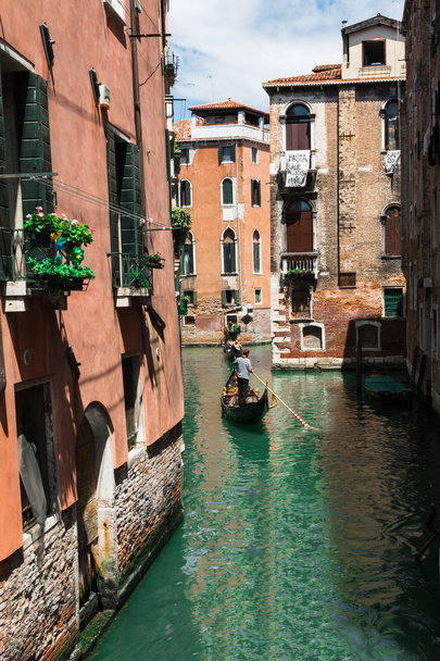 Gondolier в типовий каналом у Венеції, Італія - Фото, зображення