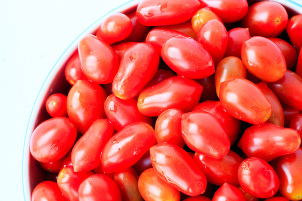 Groupe de tomates dans un bol
  - Photo, image