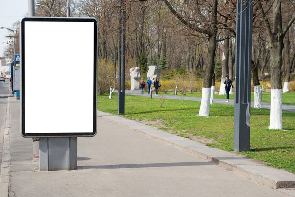 Panneau d'affichage vide ou lightbox sur la ville verte
 - Photo, image