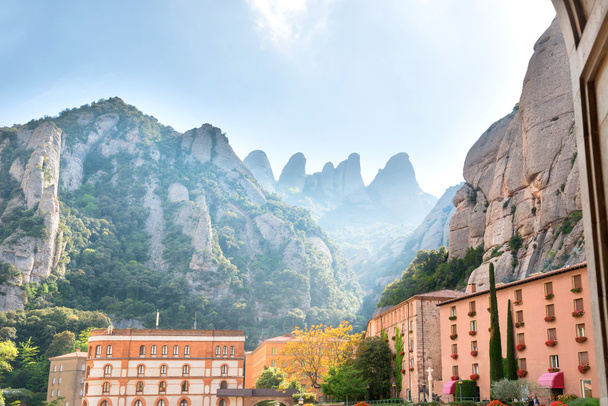  Monasterio de Montserrat en la montaña
 - Foto, imagen