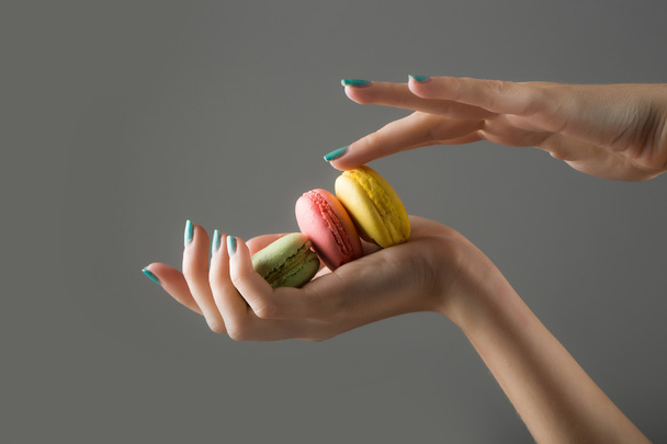 female hands with macaron - Fotografie, Obrázek