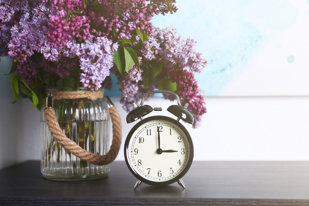 Alarm clock with lilac bouquet  - Foto, Imagem