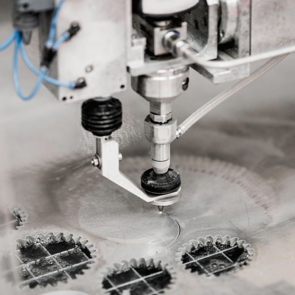 Máquina CNC de corte por chorro de agua
 - Foto, Imagen