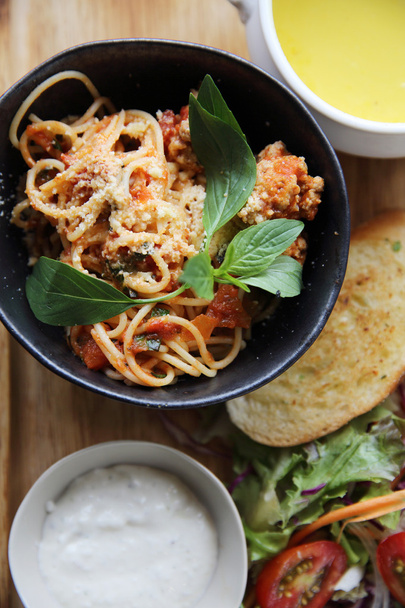spaghetti et boulettes de viande sur fond bois cuisine italienne
 - Photo, image