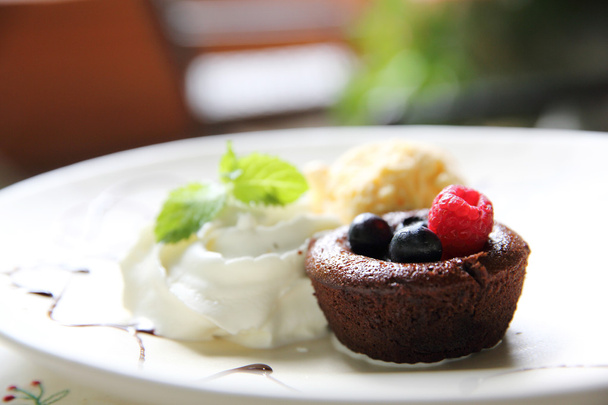 Ciasto czekoladowe lawy i jagody z lodami - Zdjęcie, obraz