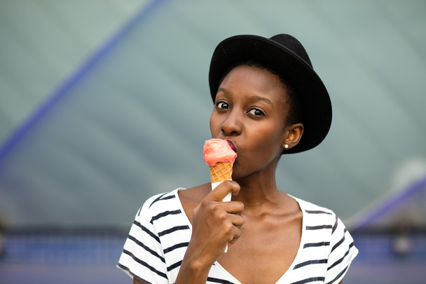 young black woman eating icecream - Foto, immagini