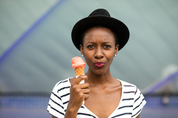 young black woman eating icecream - Foto, afbeelding