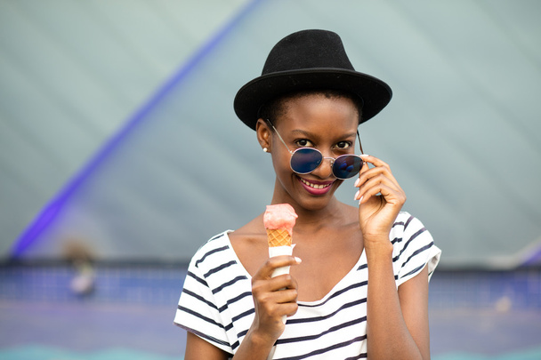young black woman eating icecream - Foto, Imagen