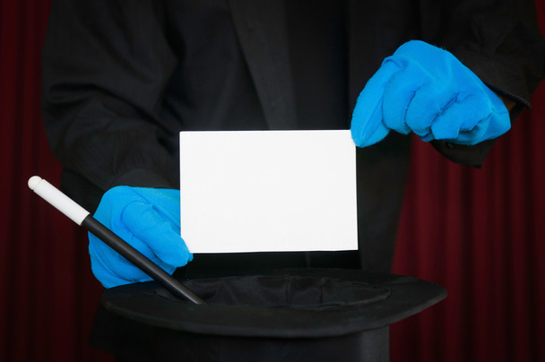 Artista de palco apresenta cartão em branco
 - Foto, Imagem