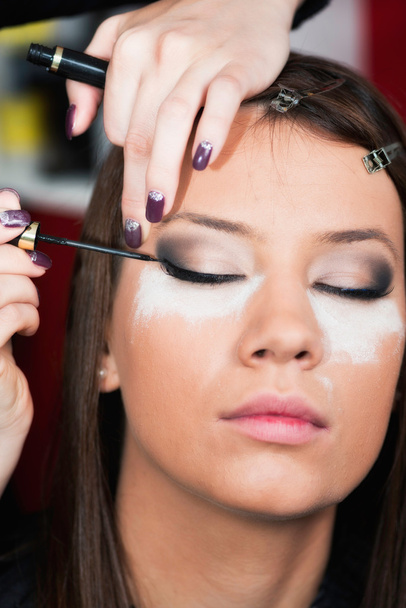Maquiagem artista aplicando eyeliner
 - Foto, Imagem