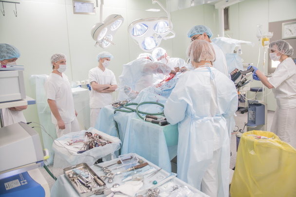 Τσελιάμπινσκ, Ρωσία - 19 Ιουνίου 2016: closeup ενός ποδιού με ο επίδεσμος του ασθενούς στη χειρουργική επέμβαση στο λαιμό του μηρού στο χειρουργείο σε νοσοκομείο - Φωτογραφία, εικόνα