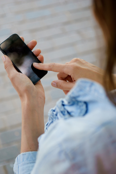 Brunette nainen kädessään älypuhelin. Laite, jossa tyhjä kopiotila
 - Valokuva, kuva