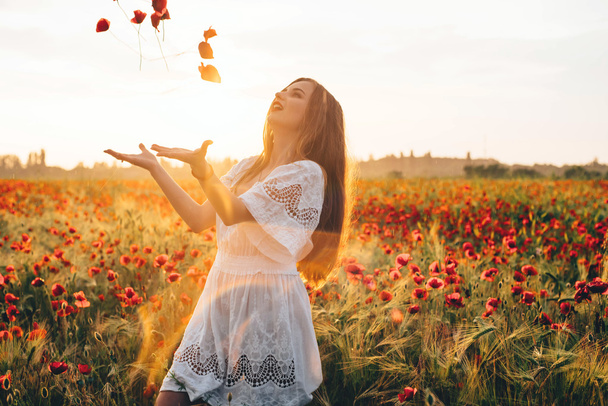 young woman in poppy field - Fotografie, Obrázek