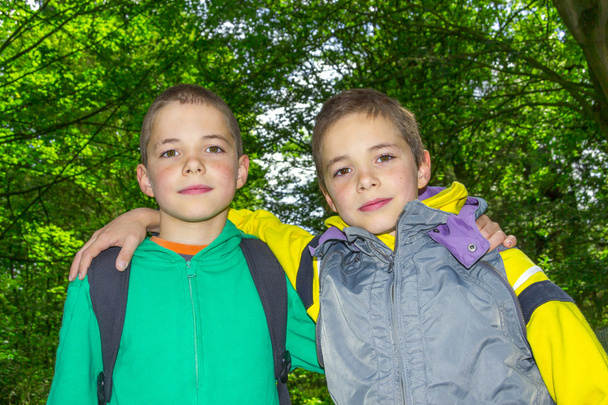 Портрет двух обнимающихся мальчиков, подростков
 - Фото, изображение
