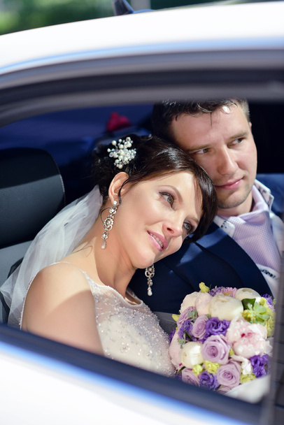 Wedding couple hugging in car - Foto, Imagen