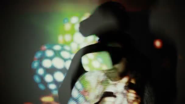 Hombre usando casco VR. vr simulador de baile
 - Metraje, vídeo