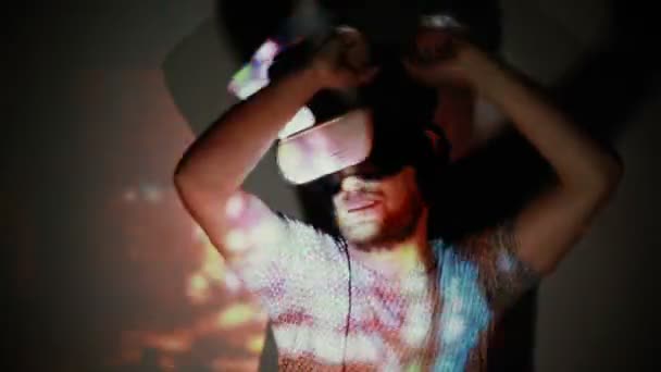 Man using VR-helmet. vr dance simulator - Filmagem, Vídeo
