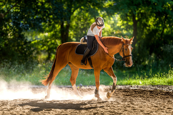 Dziewczyna ujeżdżająca konia - Zdjęcie, obraz