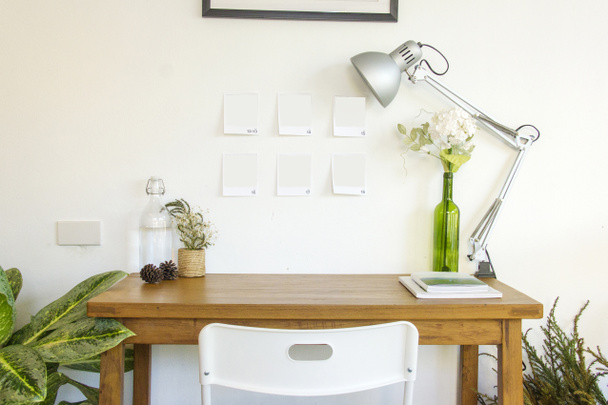 Fából készült asztal és más dekoratív elemek, fehér szobában - Fotó, kép