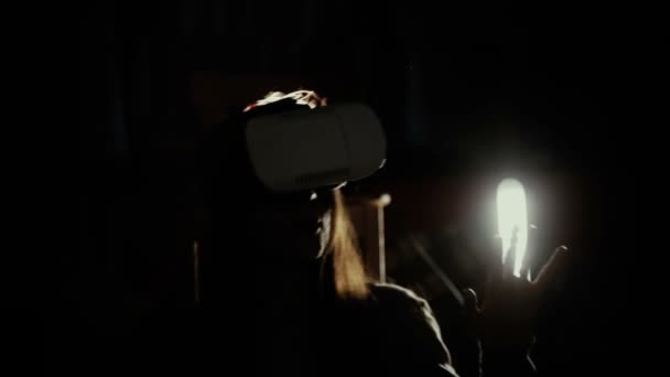 Donna con casco VR sotto i riflettori
 - Filmati, video