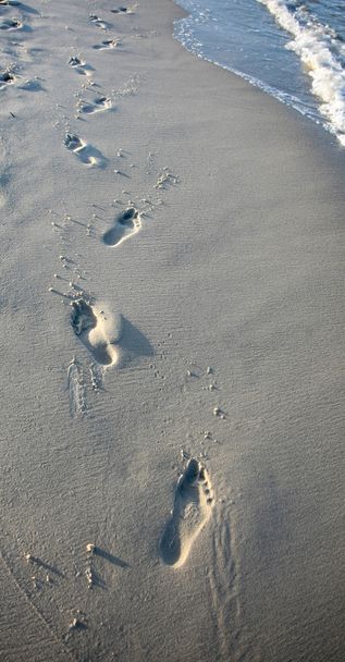 сліди піску на пляжі
 - Фото, зображення