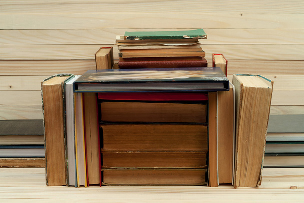 Stoh knih vázaných na dřevěný stůl. Zpátky do školy. Kopírovat prostor - Fotografie, Obrázek