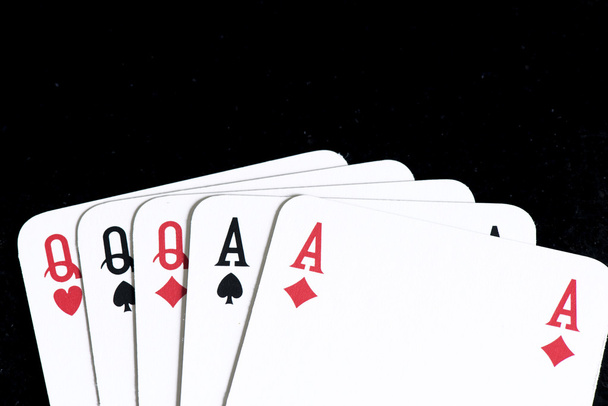 Jugando a las cartas sobre mesa negra
 - Foto, imagen