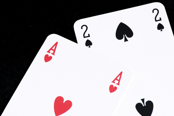 Hrací karta na černém stole - Fotografie, Obrázek