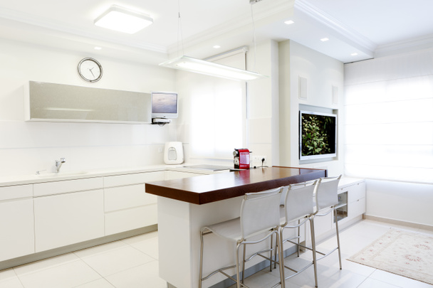 Új konyha egy modern otthonban - Fotó, kép