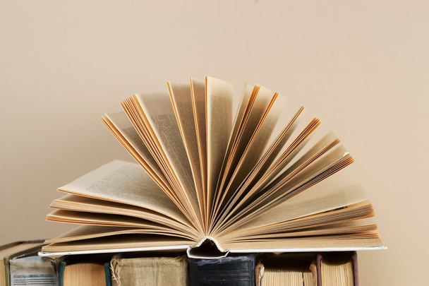 Otevřená kniha, zásobník vázané knihy na dřevěný stůl. Zpátky do školy. Kopírovat prostor - Fotografie, Obrázek