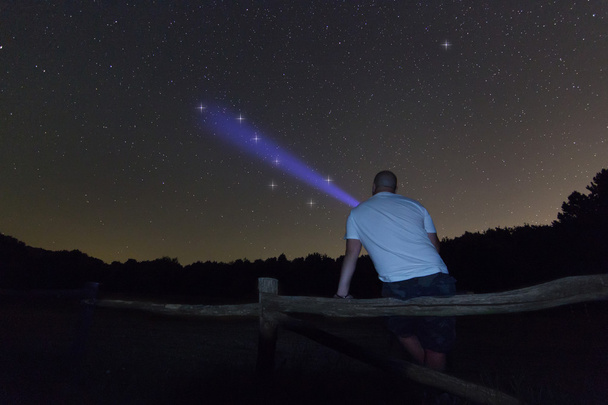 Un hombre con una linterna apuntando a un cazo grande. Noche estrellada estrella Polaris, Ursa Mayor, constelación Big Dipper. Hermoso cielo nocturno. Concepto de cielo claro y fondo
 - Foto, Imagen