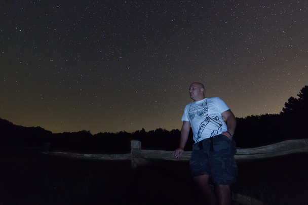 Homme sous le ciel nocturne. Nuit étoilée étoile Polaris, Ursa Major, constellation Big Dipper. Beau ciel nocturne. Concept ciel clair et arrière-plan
 - Photo, image