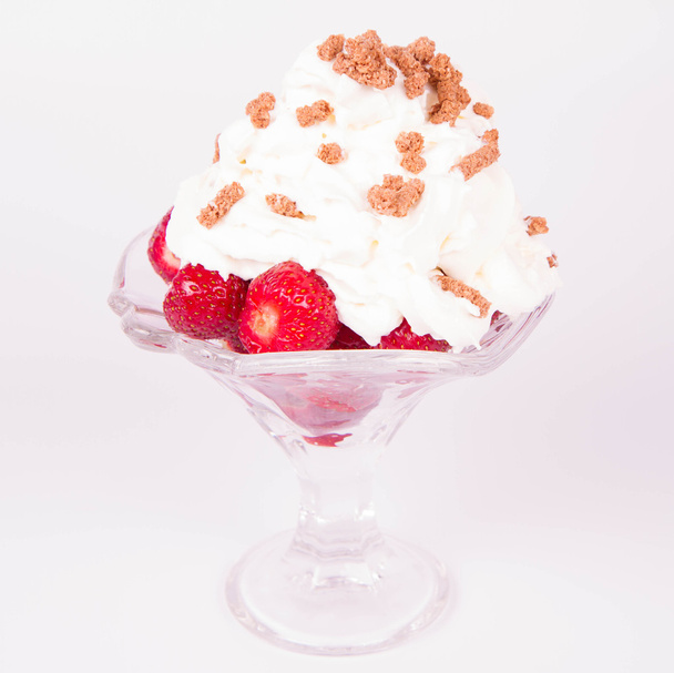 Strawberries with whipped cream and granola - Zdjęcie, obraz
