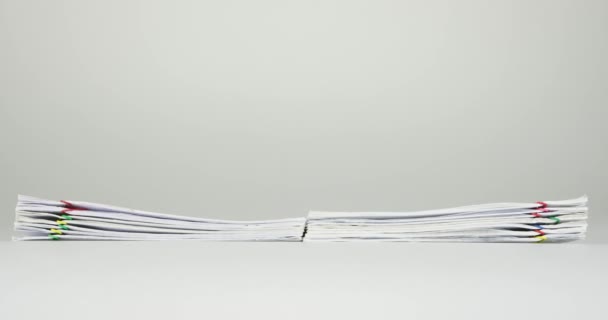 Pile surcharge papier de rapport sur fond blanc laps de temps
 - Séquence, vidéo