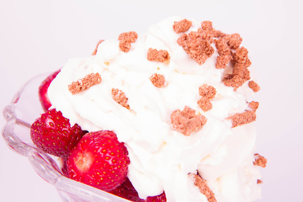 Strawberries with whipped cream and granola - Foto, Bild